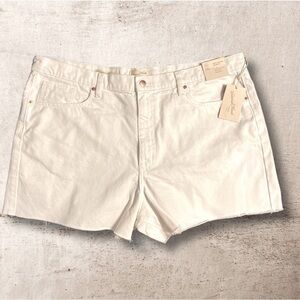 NWT Universal Thread Women’s White Denim Frayed Mid-rise Boyfriend Shorts Sz 18